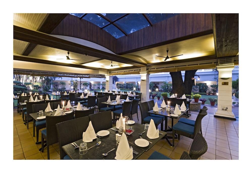 Jehan Numa Palace Hotel Бопал Екстериор снимка