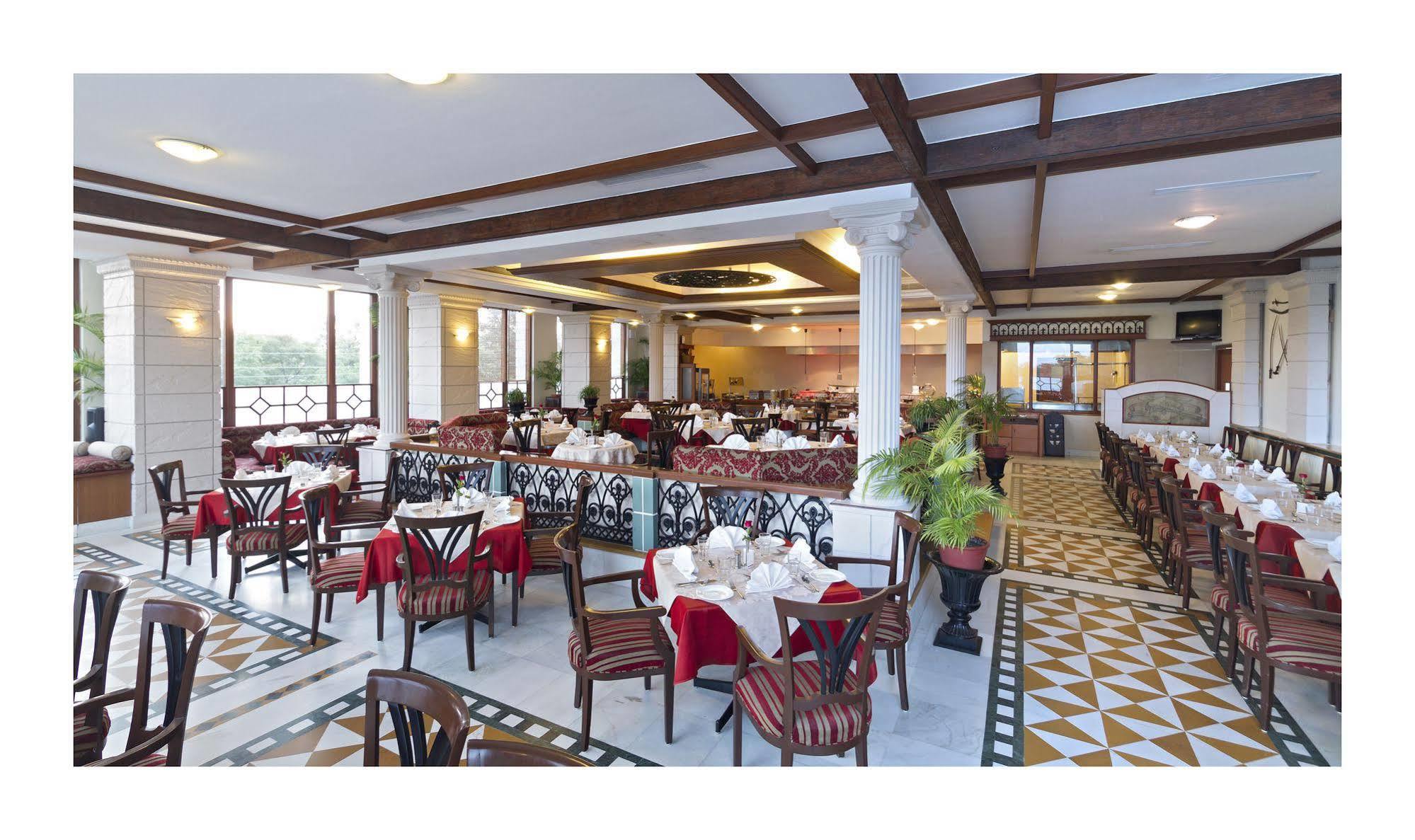 Jehan Numa Palace Hotel Бопал Екстериор снимка