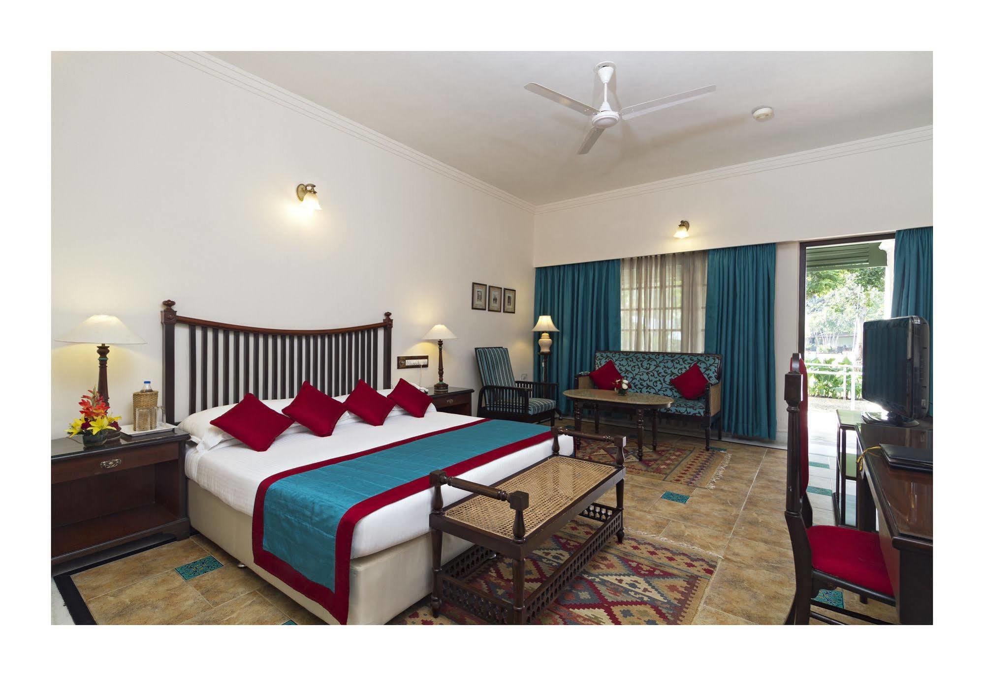 Jehan Numa Palace Hotel Бопал Екстериор снимка