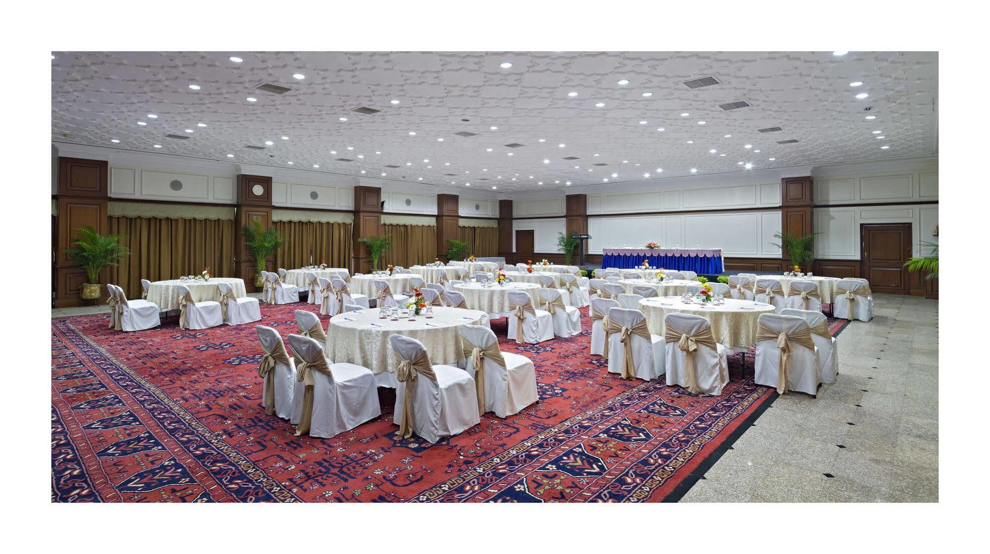 Jehan Numa Palace Hotel Бопал Екстериор снимка