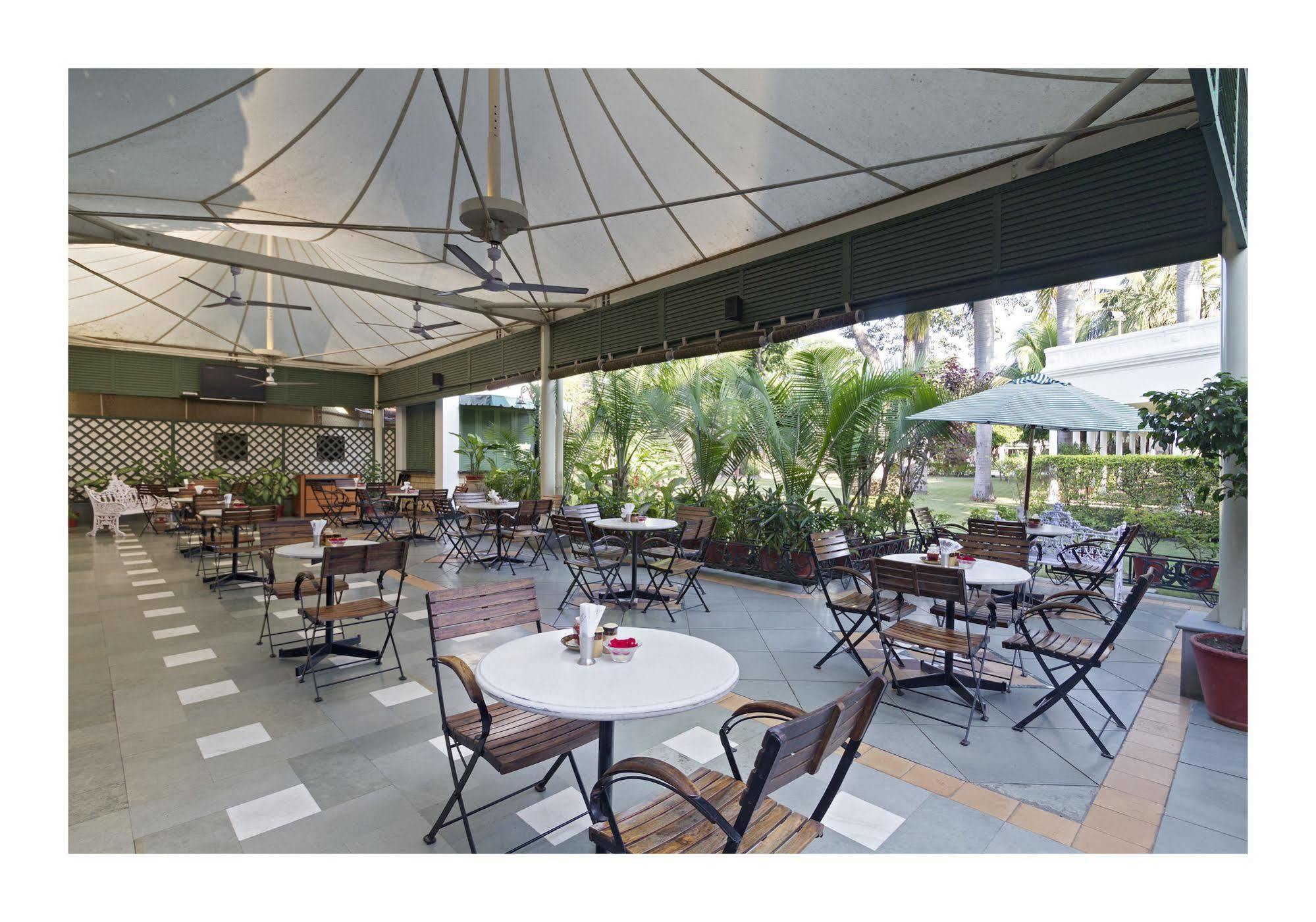 Jehan Numa Palace Hotel Бопал Екстериор снимка